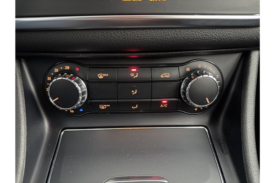 Mercedes-Benz CLA-Klasse 180 AMG Automaat Airco Cruise Camera Navigatie LED Stoelverwarming 18"LMV PDC