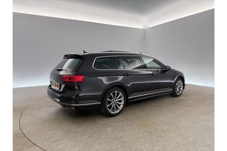 Volkswagen Passat 1.5 TSI R-Line Business + DSG 150PK Pano Virtual ACC Camera Carplay LED Trekhaak Leder Navi 18"LMV Stoelverwarming PDC