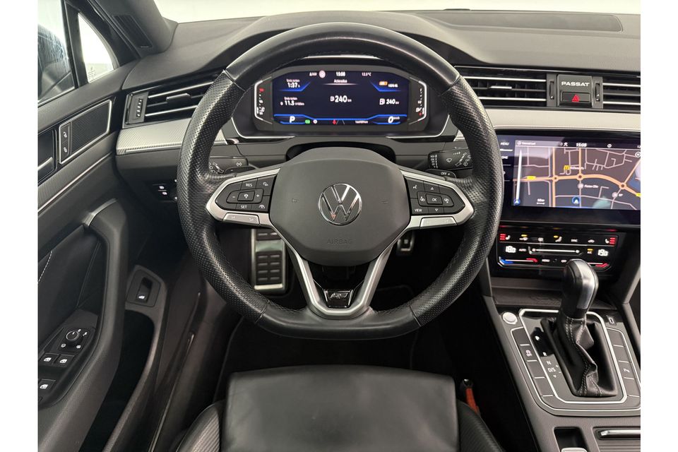 Volkswagen Passat 1.5 TSI R-Line Business + DSG 150PK Pano Virtual ACC Camera Carplay LED Trekhaak Leder Navi 18"LMV Stoelverwarming PDC