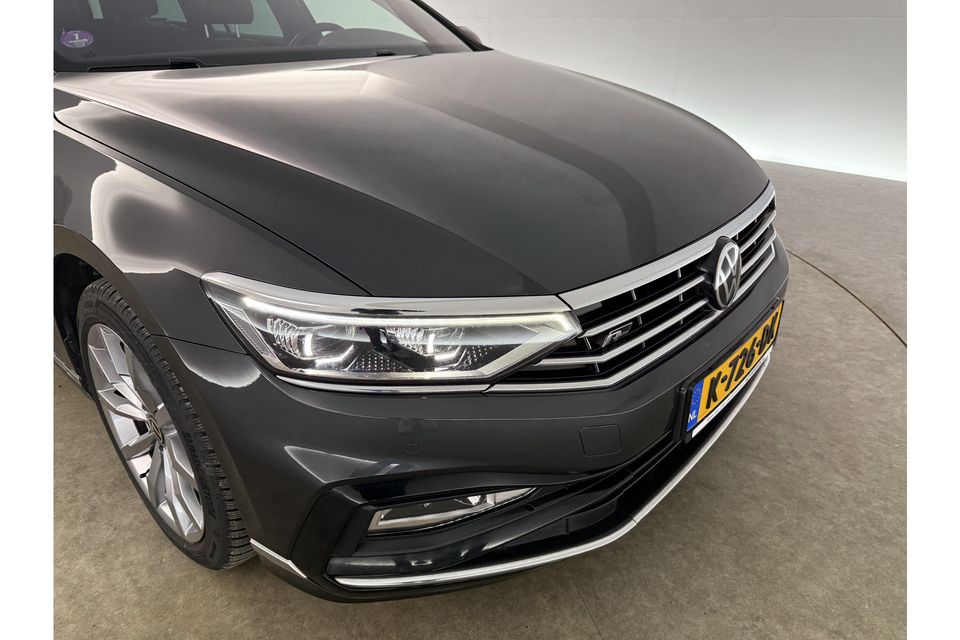 Volkswagen Passat 1.5 TSI R-Line Business + DSG 150PK Pano Virtual ACC Camera Carplay LED Trekhaak Leder Navi 18"LMV Stoelverwarming PDC