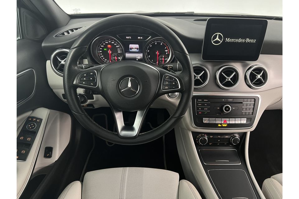 Mercedes-Benz GLA 180 AMG Airco Cruise Navi LED Parkeersensoren 18"LMV Stoelverwarming