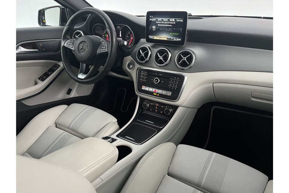 Mercedes-Benz GLA 180 AMG Airco Cruise Navi LED Parkeersensoren 18"LMV Stoelverwarming