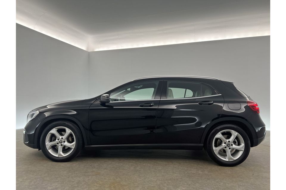 Mercedes-Benz GLA 180 AMG Airco Cruise Navi LED Parkeersensoren 18"LMV Stoelverwarming