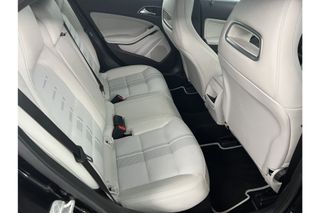 Mercedes-Benz GLA 180 AMG Airco Cruise Navi LED Parkeersensoren 18"LMV Stoelverwarming