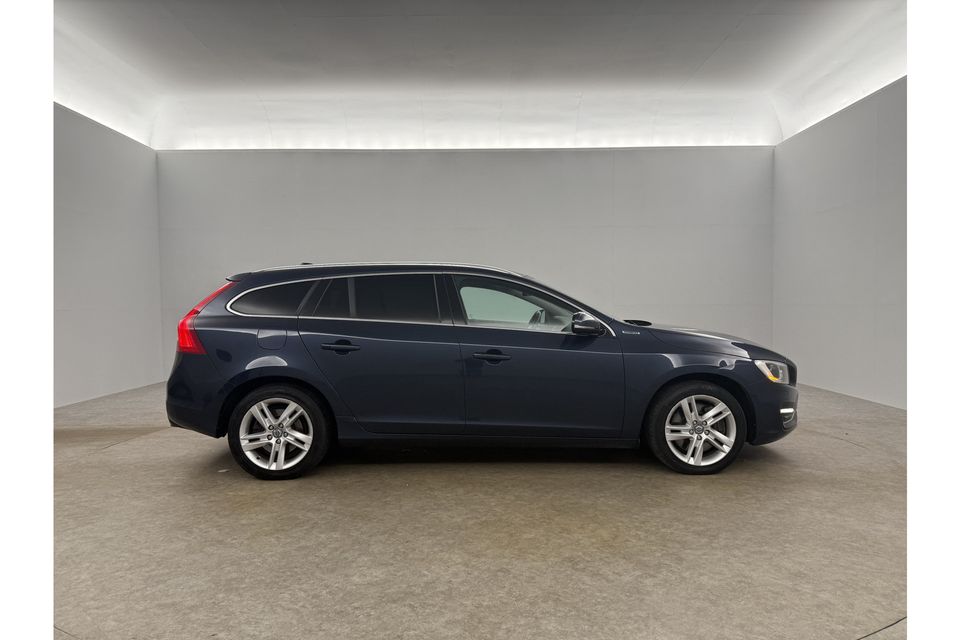 Volvo V60 2.4 D6 AWD Plug-In Hybrid Summum 215PK Trekhaak LED Clima Cruise Navi Memory-Seats Stoelverwarming 17''LMV