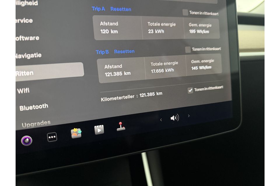 Tesla Model 3 RWD Plus 60 kWh 238PK Elektrisch 360Camera Autopilot LED Cruise Clima Navi Stoelverwarming Pano-View Memory Seats Leder PDC 18"LMV