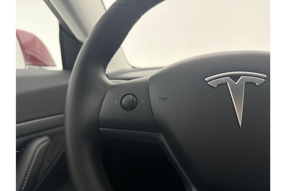 Tesla Model 3 RWD Plus 60 kWh 238PK Elektrisch 360Camera Autopilot LED Cruise Clima Navi Stoelverwarming Pano-View Memory Seats Leder PDC 18"LMV