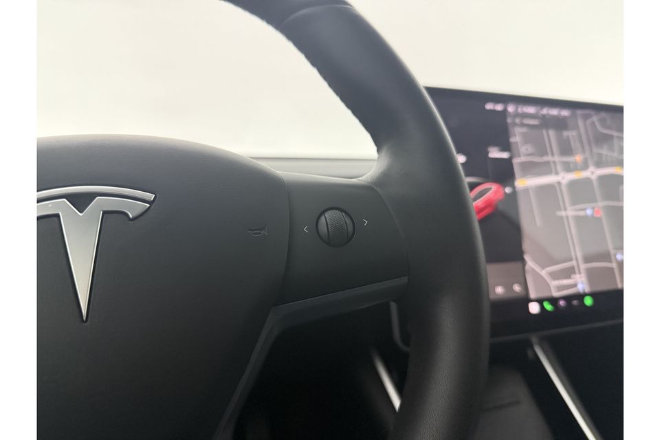 Tesla Model 3 RWD Plus 60 kWh 238PK Elektrisch 360Camera Autopilot LED Cruise Clima Navi Stoelverwarming Pano-View Memory Seats Leder PDC 18"LMV