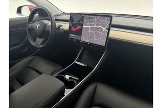 Tesla Model 3 RWD Plus 60 kWh 238PK Elektrisch 360Camera Autopilot LED Cruise Clima Navi Stoelverwarming Pano-View Memory Seats Leder PDC 18"LMV