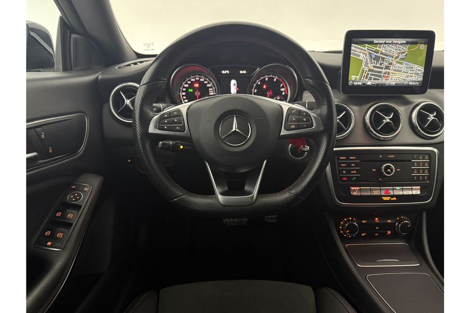 Mercedes-Benz CLA-Klasse 180 AMG Automaat Airco Cruise Camera LED Navi Parkeersensoren Stoelverwarming 18"LMV