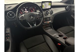 Mercedes-Benz CLA-Klasse 180 AMG Automaat Airco Cruise Camera LED Navi Parkeersensoren Stoelverwarming 18"LMV