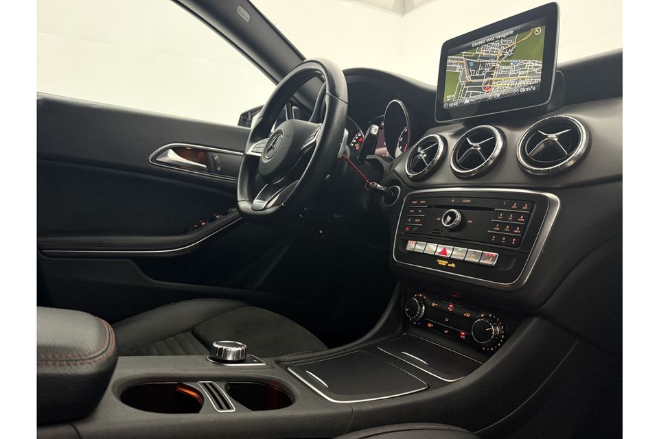 Mercedes-Benz CLA-Klasse 180 AMG Automaat Airco Cruise Camera LED Navi Parkeersensoren Stoelverwarming 18"LMV