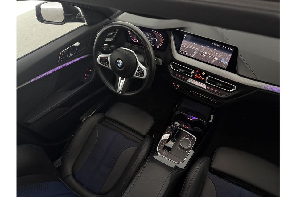 BMW 1-serie 118i M Sport Pano Sfeerverl. LED Camera Virtual Clima Cruise Navi Stoelverwarming DAB+ 18''LMV PDC