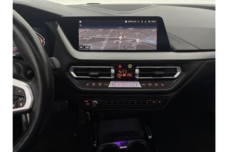 BMW 1-serie 118i M Sport Pano Sfeerverl. LED Camera Virtual Clima Cruise Navi Stoelverwarming DAB+ 18''LMV PDC