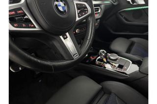 BMW 1-serie 118i M Sport Pano Sfeerverl. LED Camera Virtual Clima Cruise Navi Stoelverwarming DAB+ 18''LMV PDC