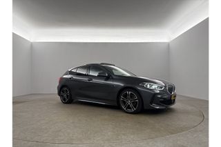 BMW 1-serie 118i M Sport Pano Sfeerverl. LED Camera Virtual Clima Cruise Navi Stoelverwarming DAB+ 18''LMV PDC