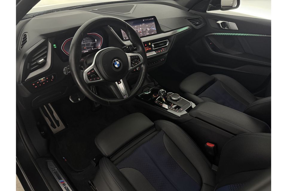 BMW 1-serie 118i M Sport Pano Sfeerverl. LED Camera Virtual Clima Cruise Navi Stoelverwarming DAB+ 18''LMV PDC