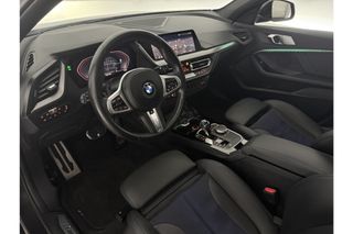 BMW 1-serie 118i M Sport Pano Sfeerverl. LED Camera Virtual Clima Cruise Navi Stoelverwarming DAB+ 18''LMV PDC