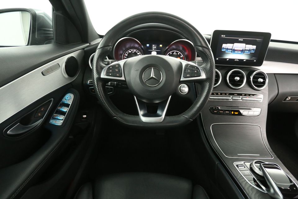 Mercedes-Benz C-Klasse 180 AMG 157PK Pano LED Camera Trekhaak Clima Cruise Leder Stoelverwarming Navi PDC 19''LMV