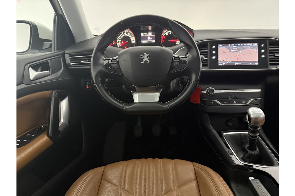 Peugeot 308 1.2 PureTech Pano View Carplay Cruise Clima LED Trekhaak Leder Navigatie PDC 16"LMV