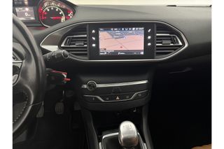 Peugeot 308 1.2 PureTech Pano View Carplay Cruise Clima LED Trekhaak Leder Navigatie PDC 16"LMV