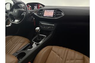 Peugeot 308 1.2 PureTech Pano View Carplay Cruise Clima LED Trekhaak Leder Navigatie PDC 16"LMV