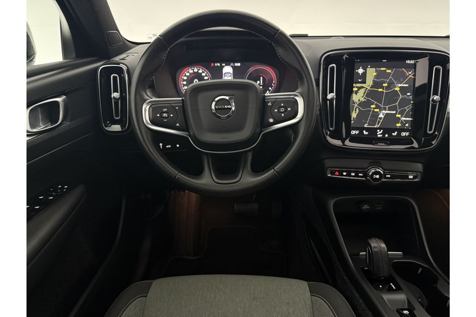 Volvo XC40 1.5 T5 Recharge Inscription Hybride 262PK Camera LED Carplay Trekhaak Pano 19"LMV Navi Virtual Stoel/Stuurverwarming DAB+ PDC