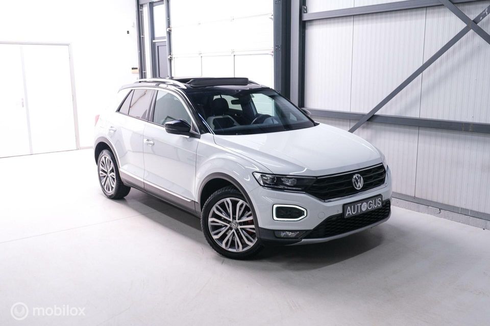 Volkswagen T-Roc 1.5 TSI Sport | Panorama | Virtual cockpit | Adaptive cruise | Trekhaak | NL auto | Lease mogelijk |