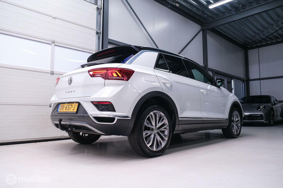 Volkswagen T-Roc 1.5 TSI Sport | Panorama | Virtual cockpit | Adaptive cruise | Trekhaak | NL auto | Lease mogelijk |