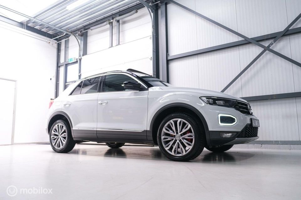 Volkswagen T-Roc 1.5 TSI Sport | Panorama | Virtual cockpit | Adaptive cruise | Trekhaak | NL auto | Lease mogelijk |