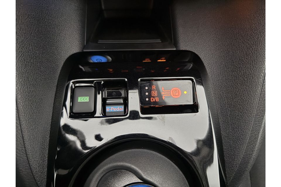 Nissan Leaf N-Connecta 40 kWh | Elektrisch | 150PK 360Camera Carplay Cruise Clima LED Navi | Stoel/Stuurverwarming | PDC DAB+ 17"LMV