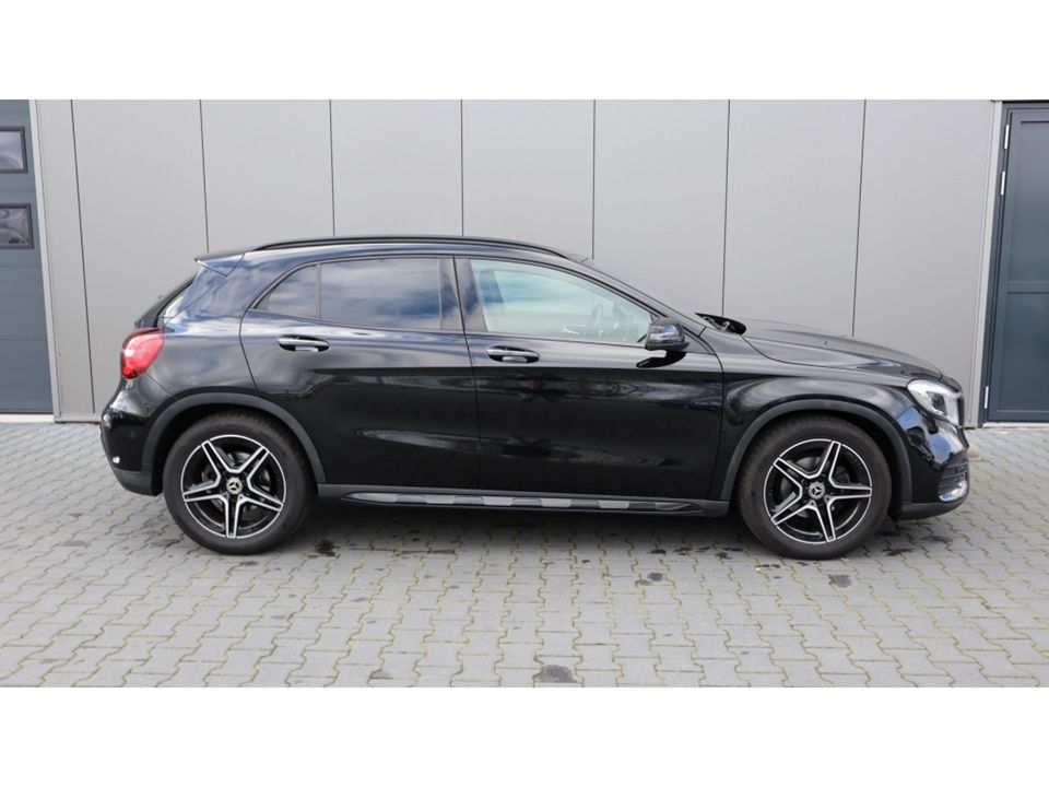 Mercedes-Benz GLA 180 Bus. Sol. AMG | Camera | Led | Media | Key less | Clima