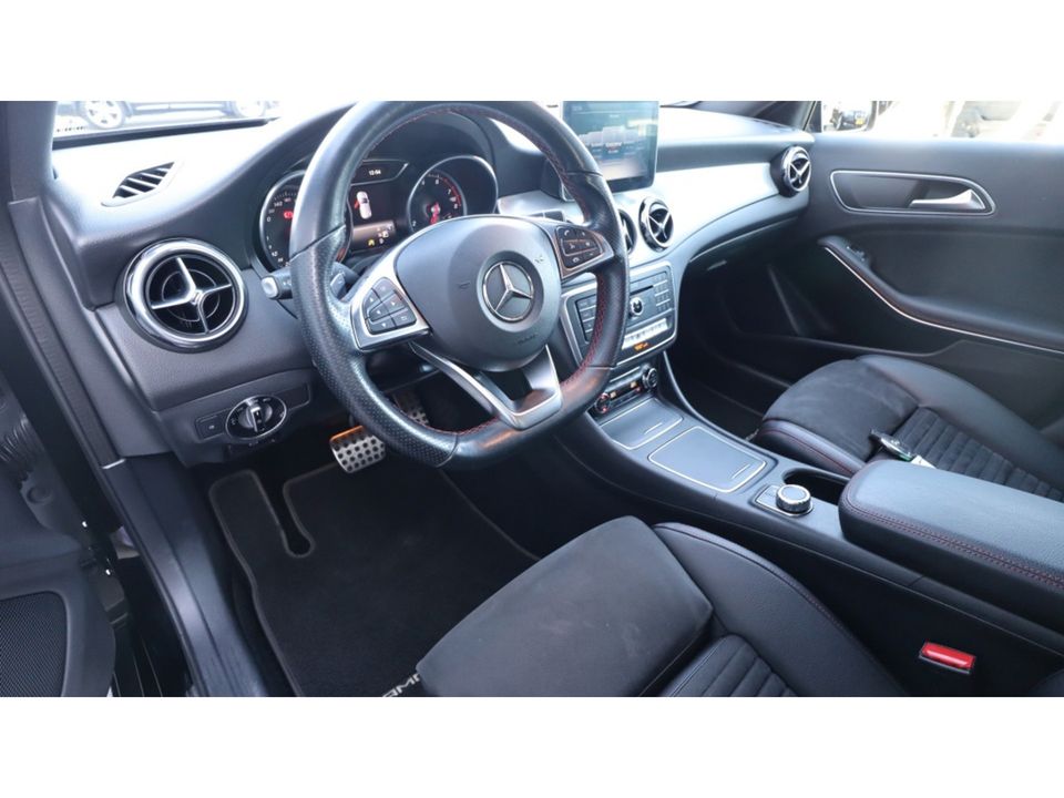 Mercedes-Benz GLA 180 Bus. Sol. AMG | Camera | Led | Media | Key less | Clima