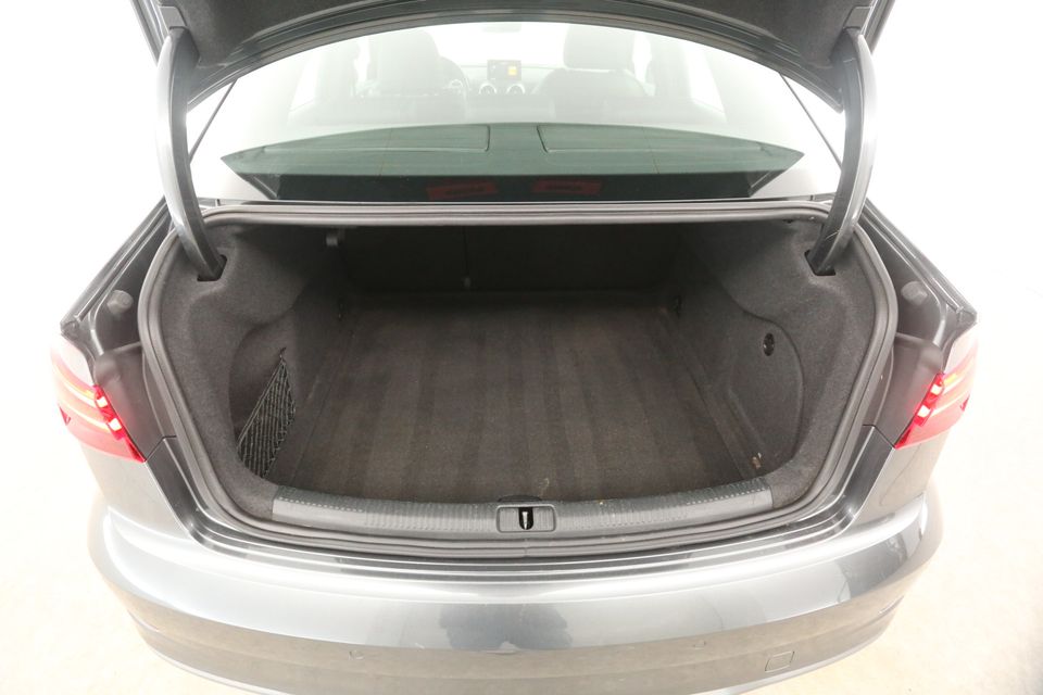 Audi A3 Limousine 30 TFSI S-line Automaat Clima Cruise LED Parkeersensoren Navigatie 18"LMV