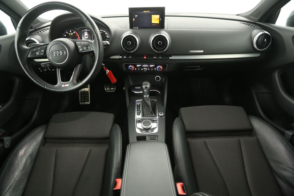 Audi A3 Limousine 30 TFSI S-line Automaat Clima Cruise LED Parkeersensoren Navigatie 18"LMV