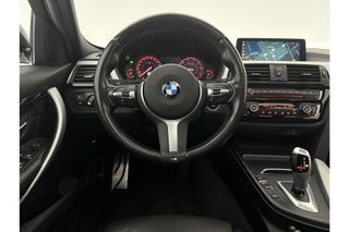 BMW 3 Serie 318i M Sport Automaat Pano LED Camera Clima Cruise Navi Head-up Display Stoelverwarming Leder PDC 18"LMV