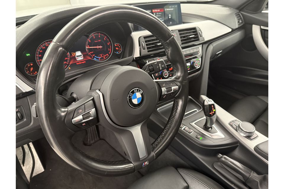 BMW 3 Serie 318i M Sport Automaat Pano LED Camera Clima Cruise Navi Head-up Display Stoelverwarming Leder PDC 18"LMV