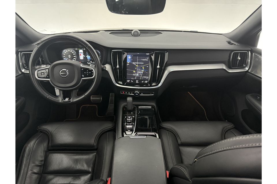 Volvo V60 2.0 T8 Twin Engine 355PK AWD R-Design LED | Pano | Bowers & Wilkins Audio | 360 camera | Trekhaak Head up Display Carplay Cruise Navi Virtual 19"LMV Memory Seats Leder PDC