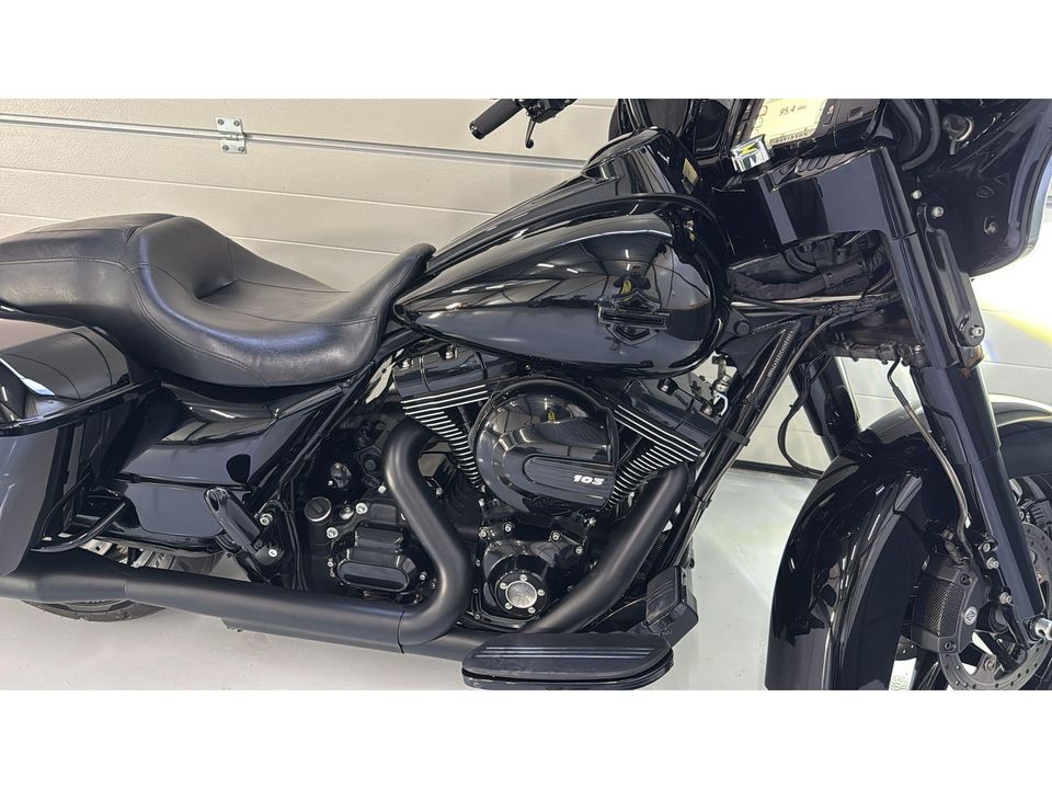 Harley Davidson 103 FLHXS Street Glide Special CVO Blackout Streetglide