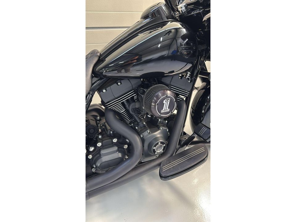 Harley Davidson 103 FLTRXS Road Glide CVO Blackout Roadglide