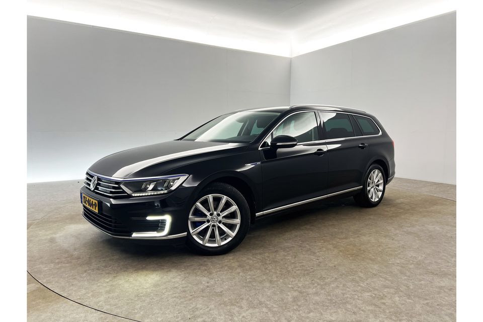 Volkswagen Passat 1.4 TSI GTE 231PK Hybride DSG Carplay LED Camera Cruise Clima Navigatie 17"LMV