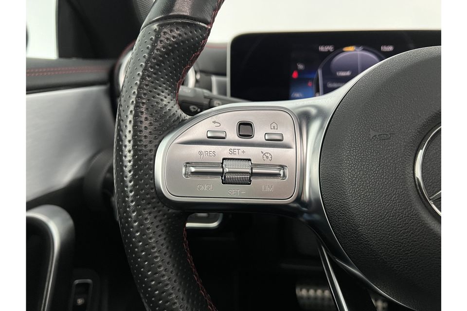 Mercedes-Benz CLA-Klasse 180 AMG Pano LED Virtual Camera Cruise Clima Navigatie 18"LMV