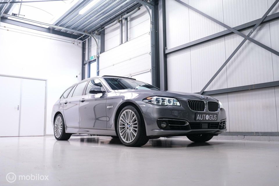 BMW 5 Serie Touring 528i LCI High Luxury Ed | soft close | head up | Panoramadak | camera | trekhaak | lci | led |